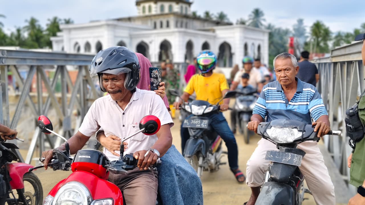 TNI Rampungkan Jembatan Bailey Teupin Mane, Aktivitas Warga Sekitar Kembali Normal