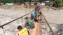 Prajurit TNI Bersama Warga Perbaiki Jembatan Gantung di Aceh Tenggara