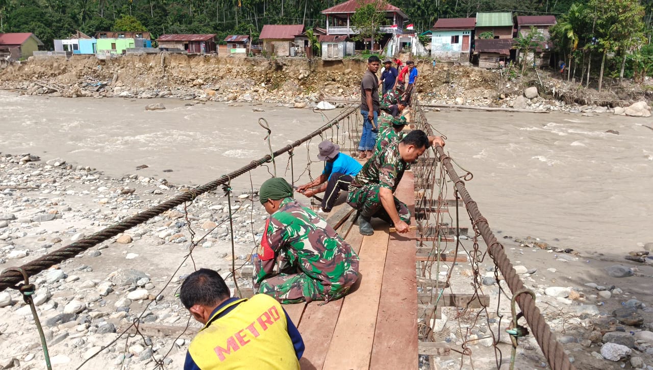 Prajurit TNI Bersama Warga Perbaiki Jembatan Gantung di Aceh Tenggara
