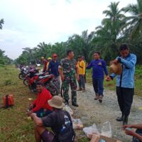 Semangat Kebersamaan Babinsa Bersama Masyarakat Lakukan Gotong Royong Wujudkan Lingkungan Yang Bersih Dan Sehat