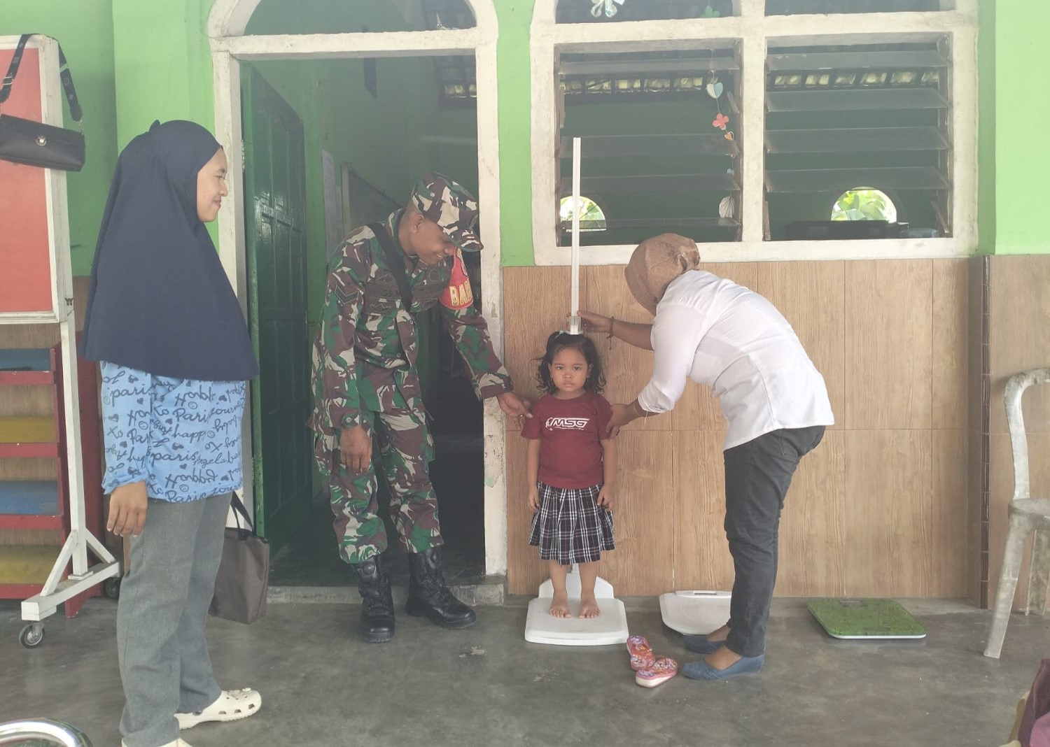 Babinsa Kelurahan Rembang Dampingi Kegiatan Penimbangan Balita Bersama Kader Posyandu