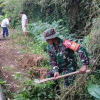 Cegah Longsor, Babinsa Garum Bersama Warga Tanam Pohon Keras Di Lingkungan Magersari