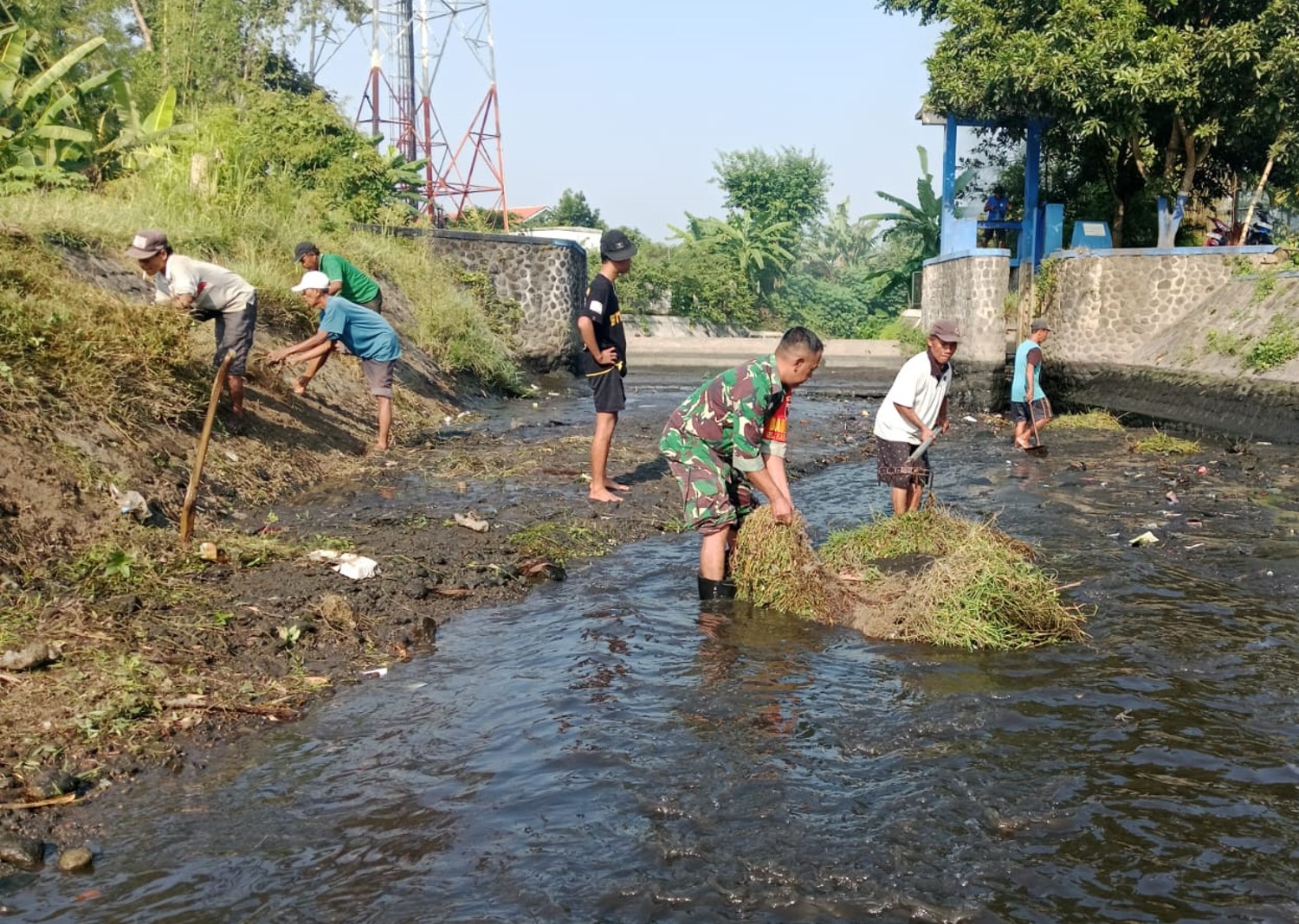 Maksimalkan Pasokan Air Pertanian, Babinsa Karangsari Dan Poktan Margomulyo Bersihkan Saluran Irigasi