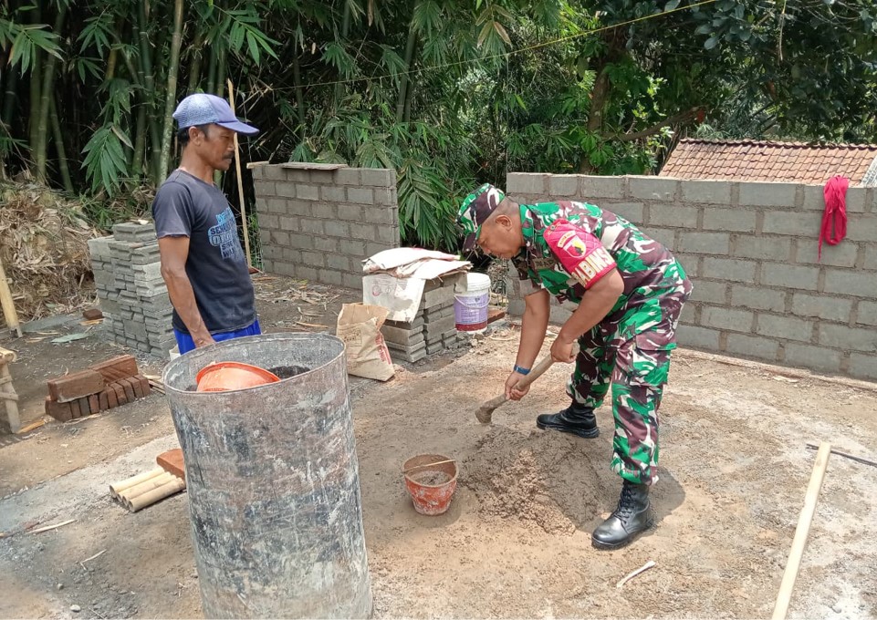 Wujud Kemanunggalan, Babinsa Bence Gotong Royong Bangun RTLH Kediaman Bapak Samiri