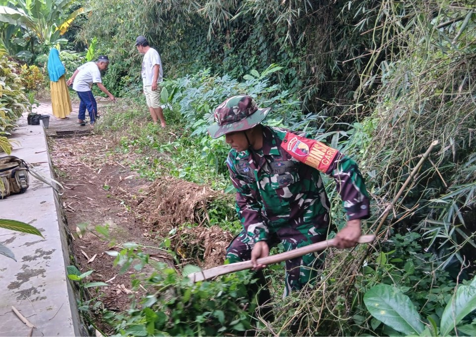 Cegah Longsor, Babinsa Garum Bersama Warga Tanam Pohon Keras Di Lingkungan Magersari