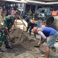 Wujud Manunggal Dengan Rakyat, Babinsa Desa Pikatan Bantu Bangun Rumah Warga Binaannya