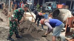 Wujud Manunggal Dengan Rakyat, Babinsa Desa Pikatan Bantu Bangun Rumah Warga Binaannya