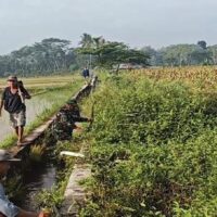 Bersihkan Saluran Irigasi Sawah, Sertu Yudha Gotong Royong Bersama Warga Desa Ngreco
