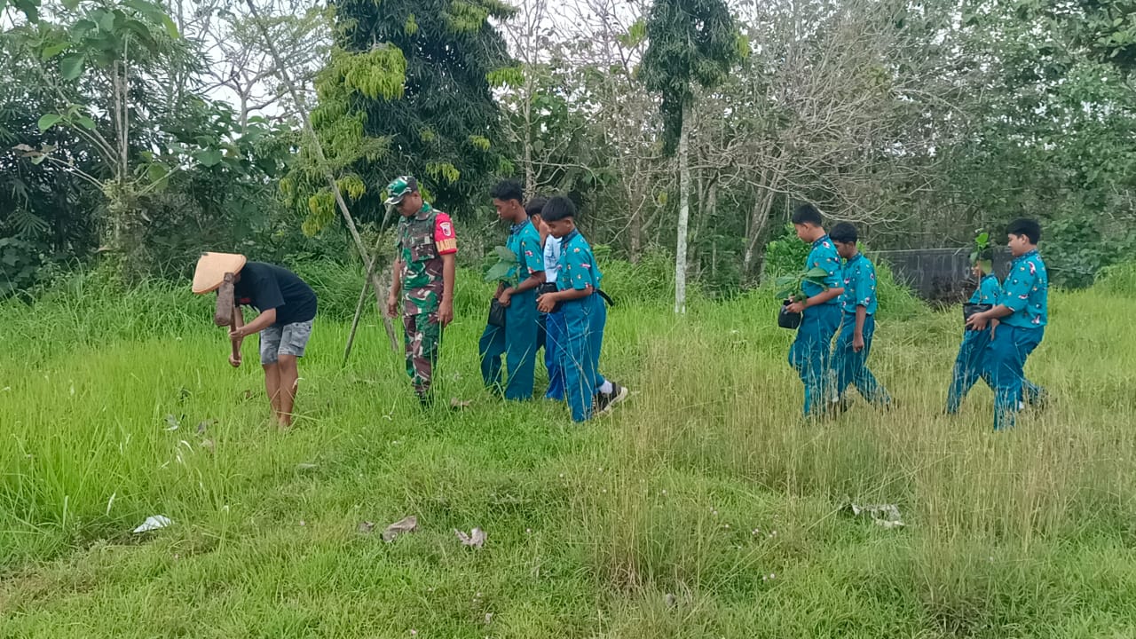 Babinsa Ngeni Bersama Siswa SMPN 2 Wonotirto Tanam Bibit Trembesi Mendukung Program Bersatu Dengan Alam