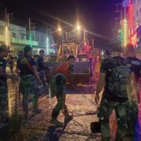 Hingga Larut Malam, Prajurit TNI Lanjutkan Pembersihan Pasar Aceh Tamiang