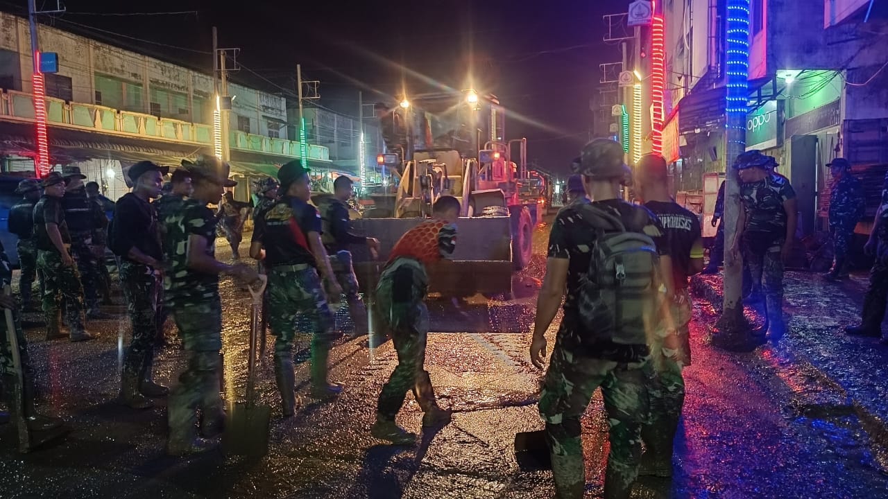 Hingga Larut Malam, Prajurit TNI Lanjutkan Pembersihan Pasar Aceh Tamiang