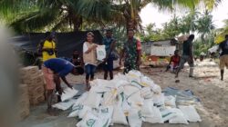 Agar Berjalan Dengan Lancar dan Tepat Sasaran, Babinsa Koramil Kokonao Dampingi Petugas Bulog Salurkan Bantuan Raskin