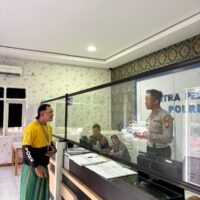 Biasanya Takut Polisi, Pagi Ini Warga Tuban Justru Mendekat