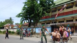 Peduli Keselamatan Anak Sekolah, Secara Rutin Babinsa Koramil Jajaran Kodim 1710/Mimika Bantu Seberangkan Jalan