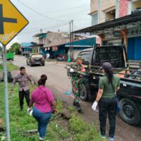 Ciptakan Lingkungan Yang Bersih, Babinsa Koramil Kota Ajak Warga Bersihkan Sampah