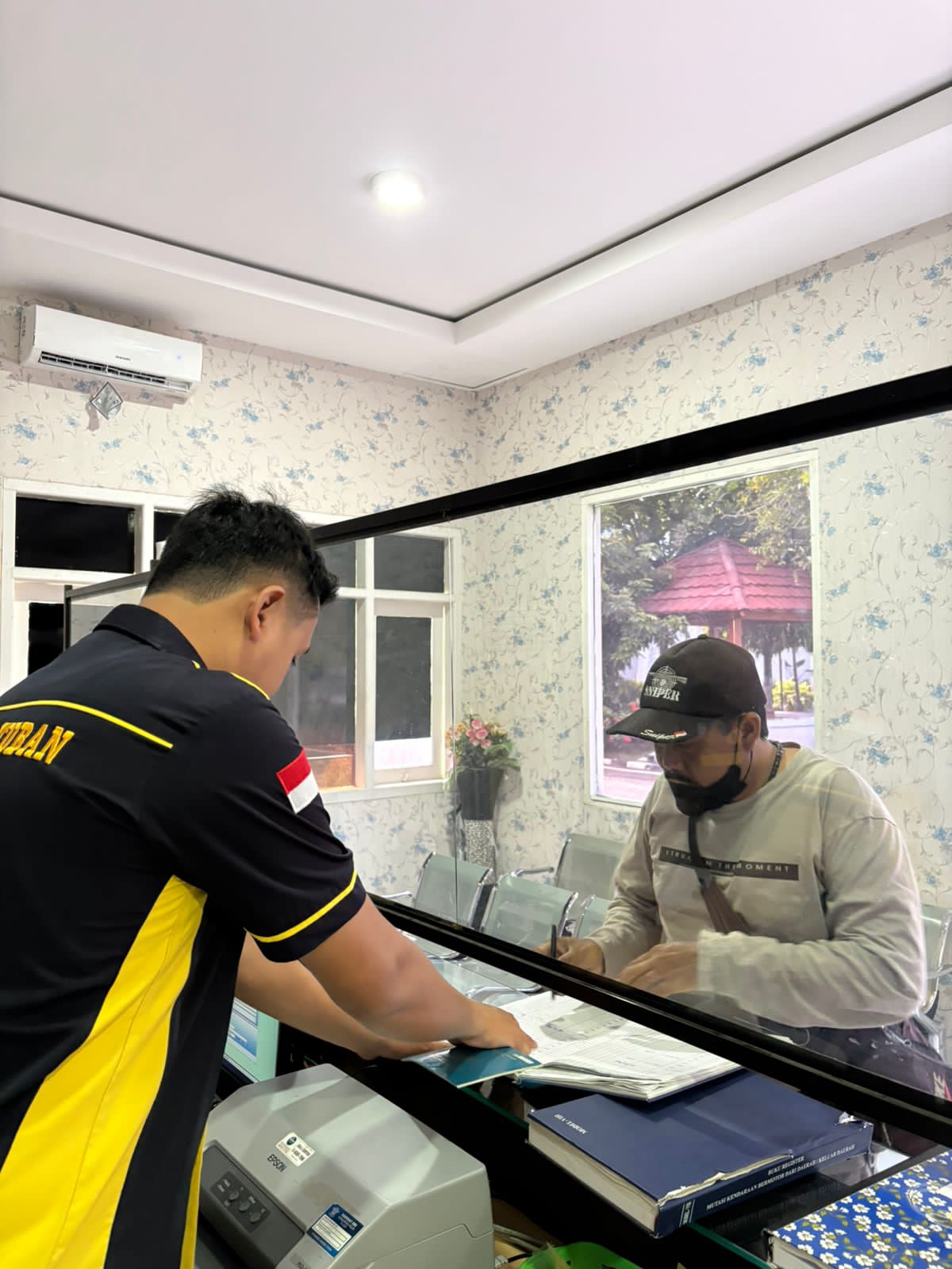 Ketika Polisi Memilih Mendengar daripada Menilang