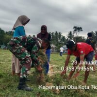 Gotong Royong Babinsa dan Warga, Lapangan Sepak Bola Desa Toseho Kembali Bersih