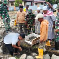 Anggota Koramil 1505-04/Oba Gotong Royong Bersama Warga Bangun Masjid