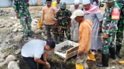 Anggota Koramil 1505-04/Oba Gotong Royong Bersama Warga Bangun Masjid