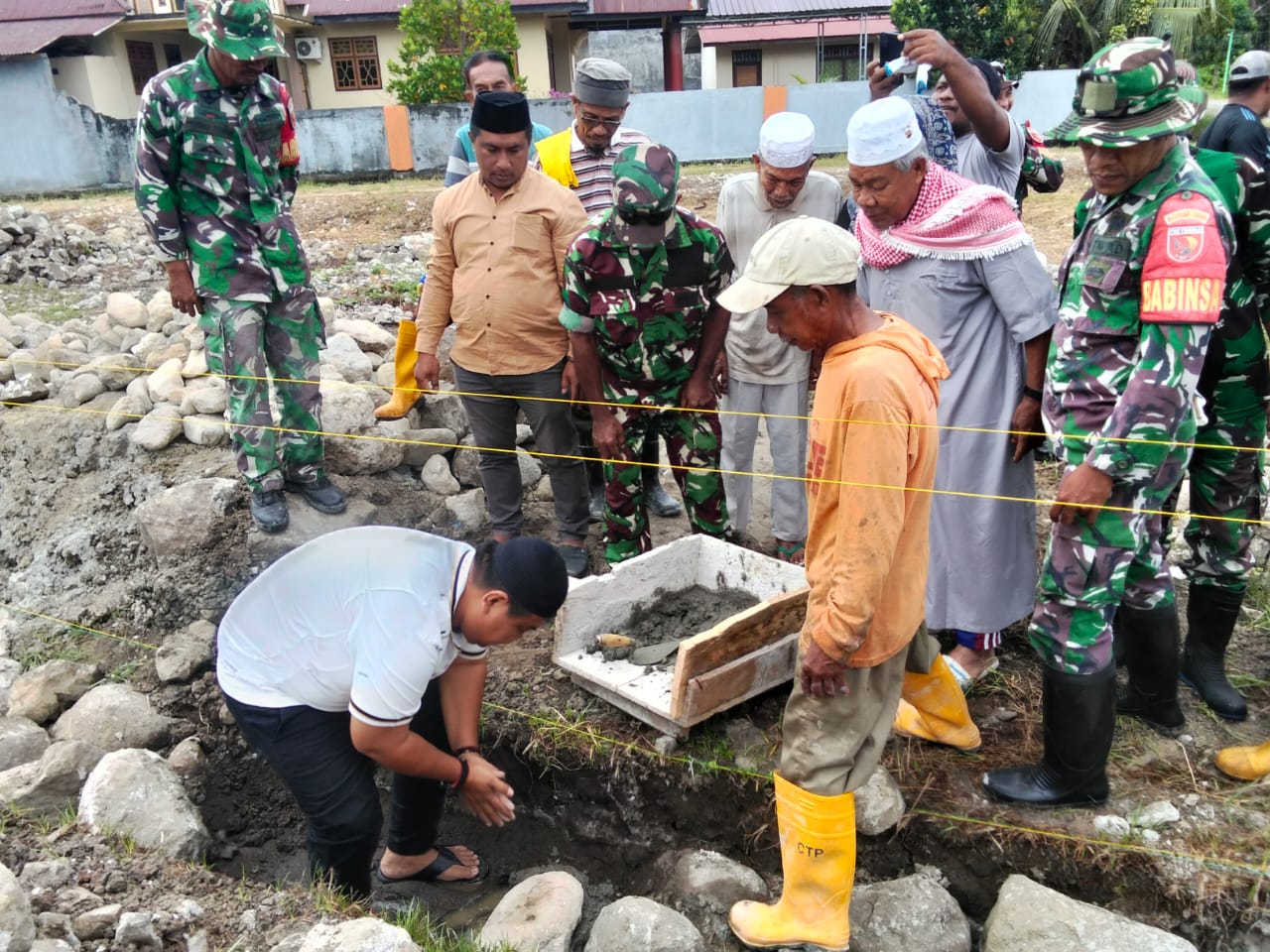 Anggota Koramil 1505-04/Oba Gotong Royong Bersama Warga Bangun Masjid