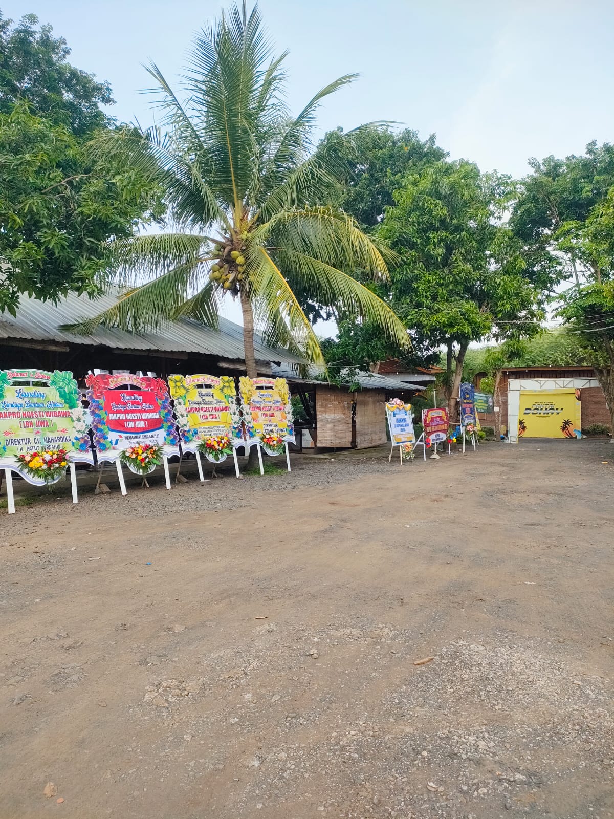 Karangan Bunga Membanjiri H-1 Launching LBH JIWA di Kawasan Strategis Paiton