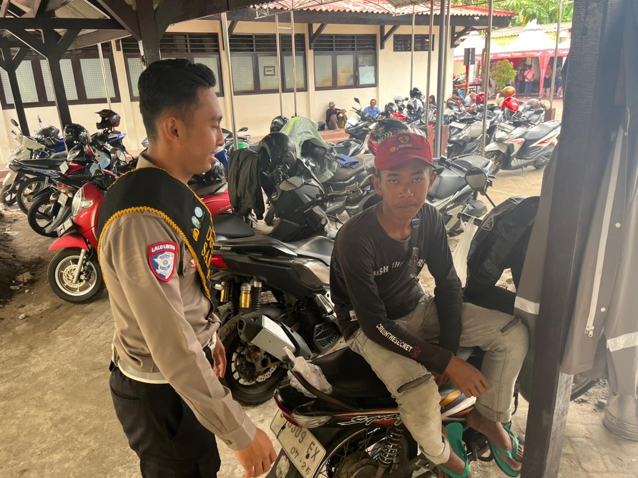 Polantas Menyapa dan Upaya Membangun Kepercayaan Masyarakat Polantas Menyapa dan Upaya Membangun Kepercayaan Masyarakat