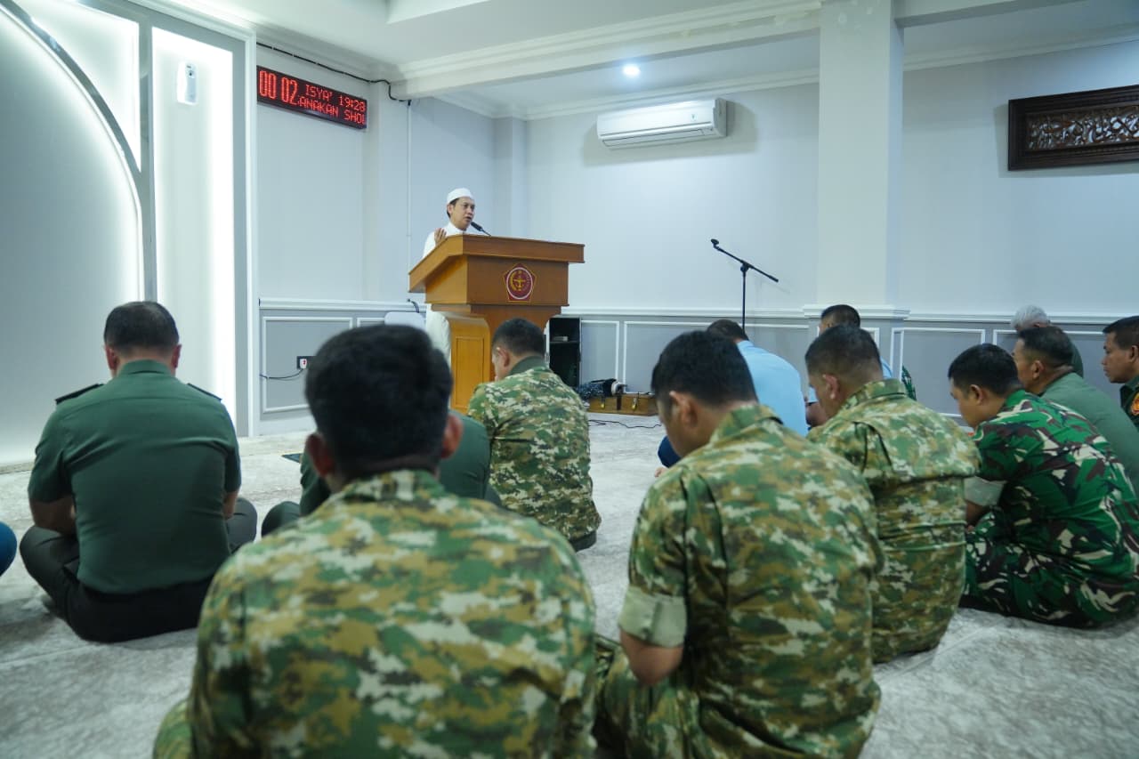 Lewati Pergantian Tahun dengan Ibadah, Panglima TNI Hadiri Tausiah dan Muhasabah bersama Prajurit Lewati Pergantian Tahun dengan Ibadah, Panglima TNI Hadiri Tausiah dan Muhasabah bersama Prajurit