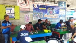 Babinsa Muara Muntai Ilir Pastikan Wilayah Binaan Aman, Lakukan Komsos di Warung Kopi