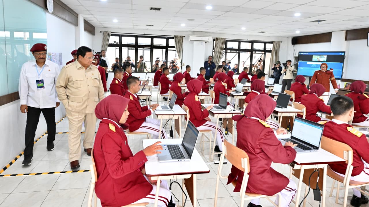 Panglima TNI Dampingi Presiden Prabowo Resmikan 166 Sekolah Rakyat Panglima TNI Dampingi Presiden Prabowo Resmikan 166 Sekolah Rakyat