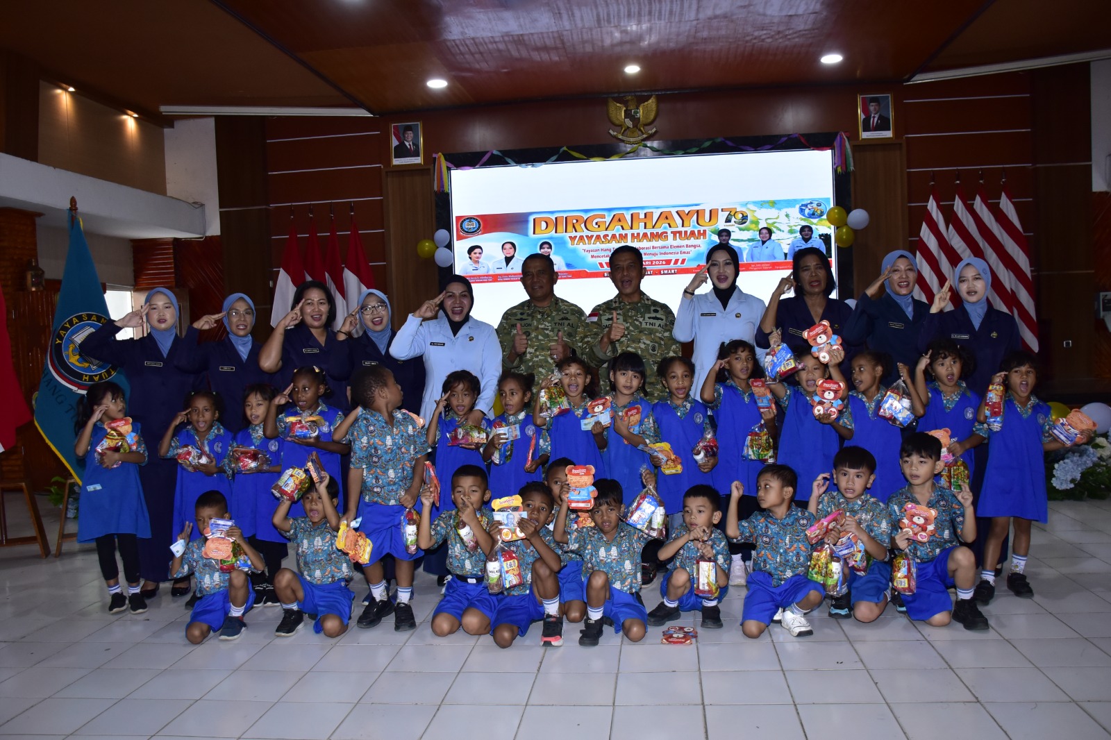 Momen Haru, Dankodaeral X Makan Satu Piring Berdua Dengan Siswa TK Hangtuah Jayapura