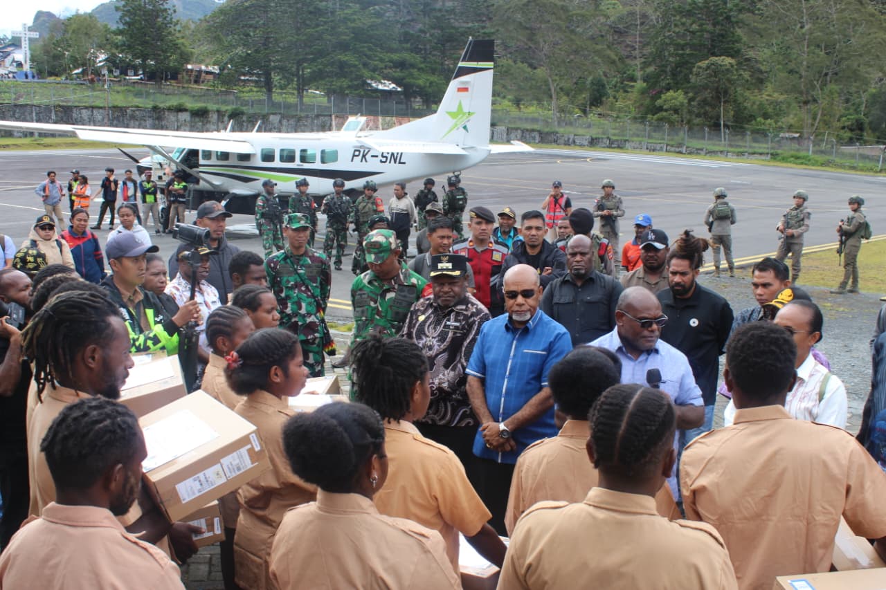 Dandim 1714/PJ Dampingi Gubernur Papua Tengah Bagi Laptop Gratis Se-Pelajar di Kab. Puncak Jaya