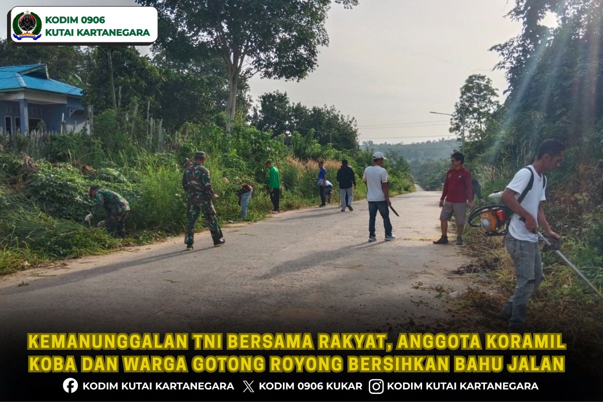 Kemanunggalan TNI Bersama Rakyat, Anggota Koramil Koba Dan Warga Gotong Royong Bersihkan Bahu Jalan