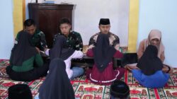 Satgas TMMD Ke 127 Kodim 0808/Blitar Ajarkan Anak-Anak Mengaji Di Dusun Barurejo
