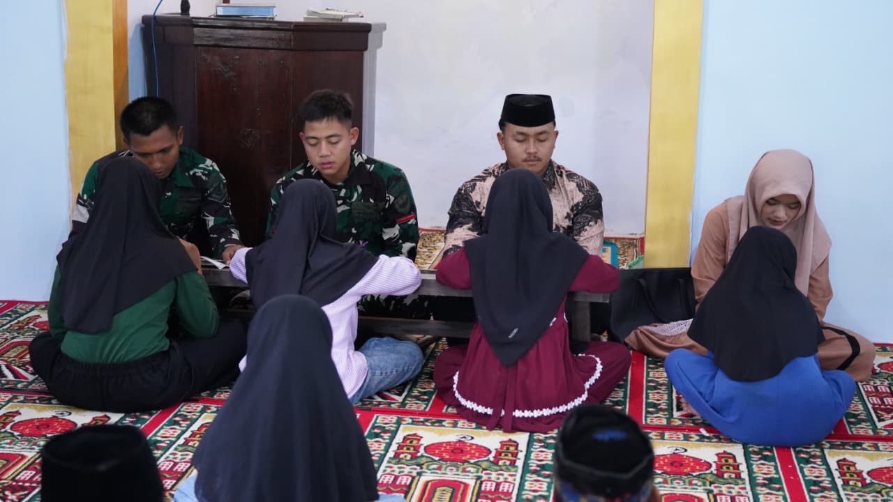 Satgas TMMD Ke 127 Kodim 0808/Blitar Ajarkan Anak-Anak Mengaji Di Dusun Barurejo