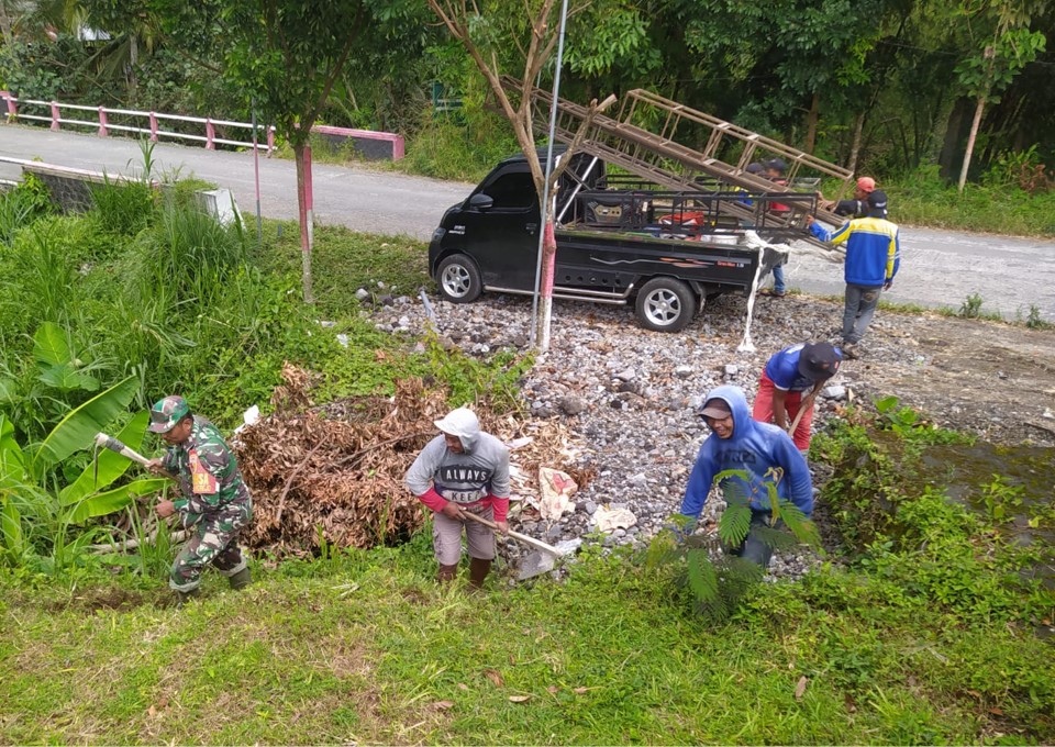 Pererat Silaturahmi, Babinsa Karangrejo Dan Warga Dusun Sumberjo Kompak Kerja Bakti Bersihkan Lingkungan