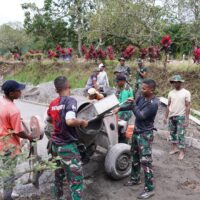 Tetap Semangat Percepat Pengecoran Rabat Jalan, Anggota Satgas TMMD Ke 127 Kodim 0808/Blitar Di Bulan Puasa
