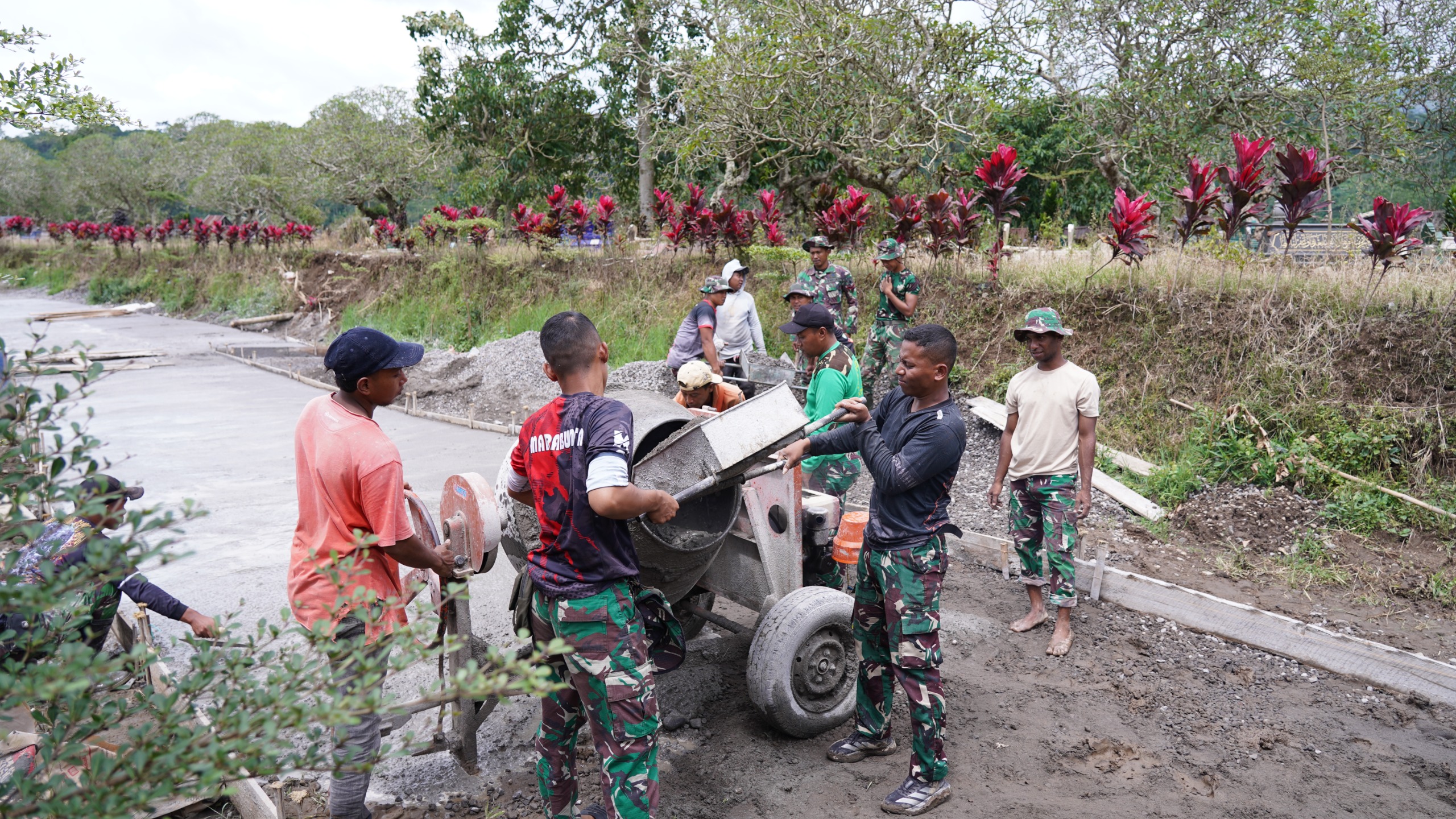 Tetap Semangat Percepat Pengecoran Rabat Jalan, Anggota Satgas TMMD Ke 127 Kodim 0808/Blitar Di Bulan Puasa Tetap Semangat Percepat Pengecoran Rabat Jalan, Anggota Satgas TMMD Ke 127 Kodim 0808/Blitar Di Bulan Puasa
