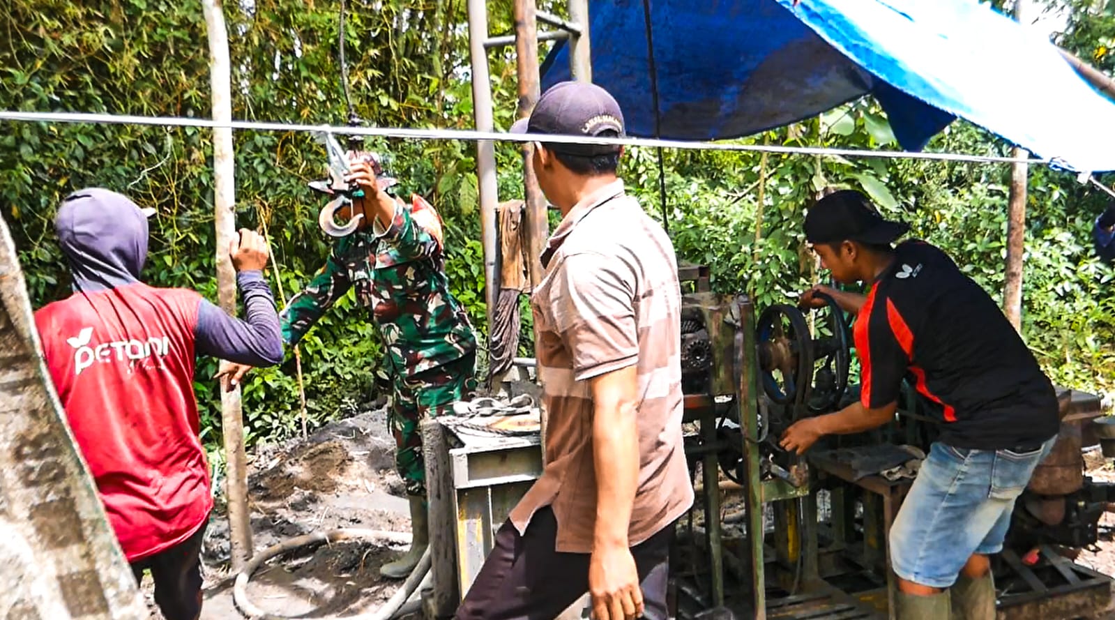 TNI Manunggal Air Satgas TMMD Ke 127 Kodim 0808/Blitar Bangun Sumur Bor untuk Masyarakat TNI Manunggal Air Satgas TMMD Ke 127 Kodim 0808/Blitar Bangun Sumur Bor untuk Masyarakat