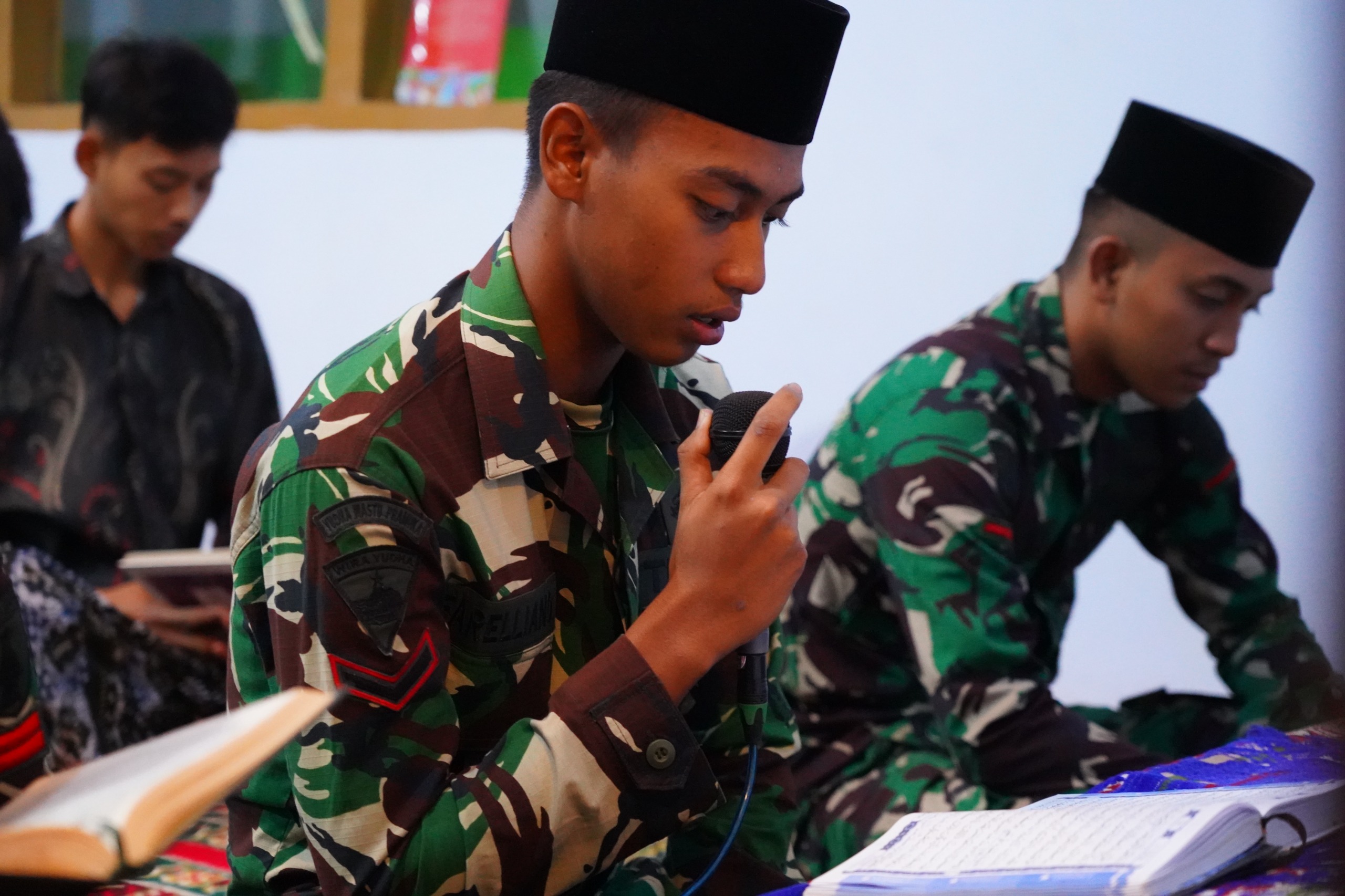 Meski Puasa Dan Bekerja Seharian, Satgas TMMD Ke 127 Kodim 0808/Blitar Tetap Laksanakan Tadarus Di Desa Krisik Meski Puasa Dan Bekerja Seharian, Satgas TMMD Ke 127 Kodim 0808/Blitar Tetap Laksanakan Tadarus Di Desa Krisik