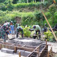 TMMD Ke 127 Kodim 0808/Blitar Dan Warga Gotong Royong Cor Pondasi Rumah Mbah Mujinah