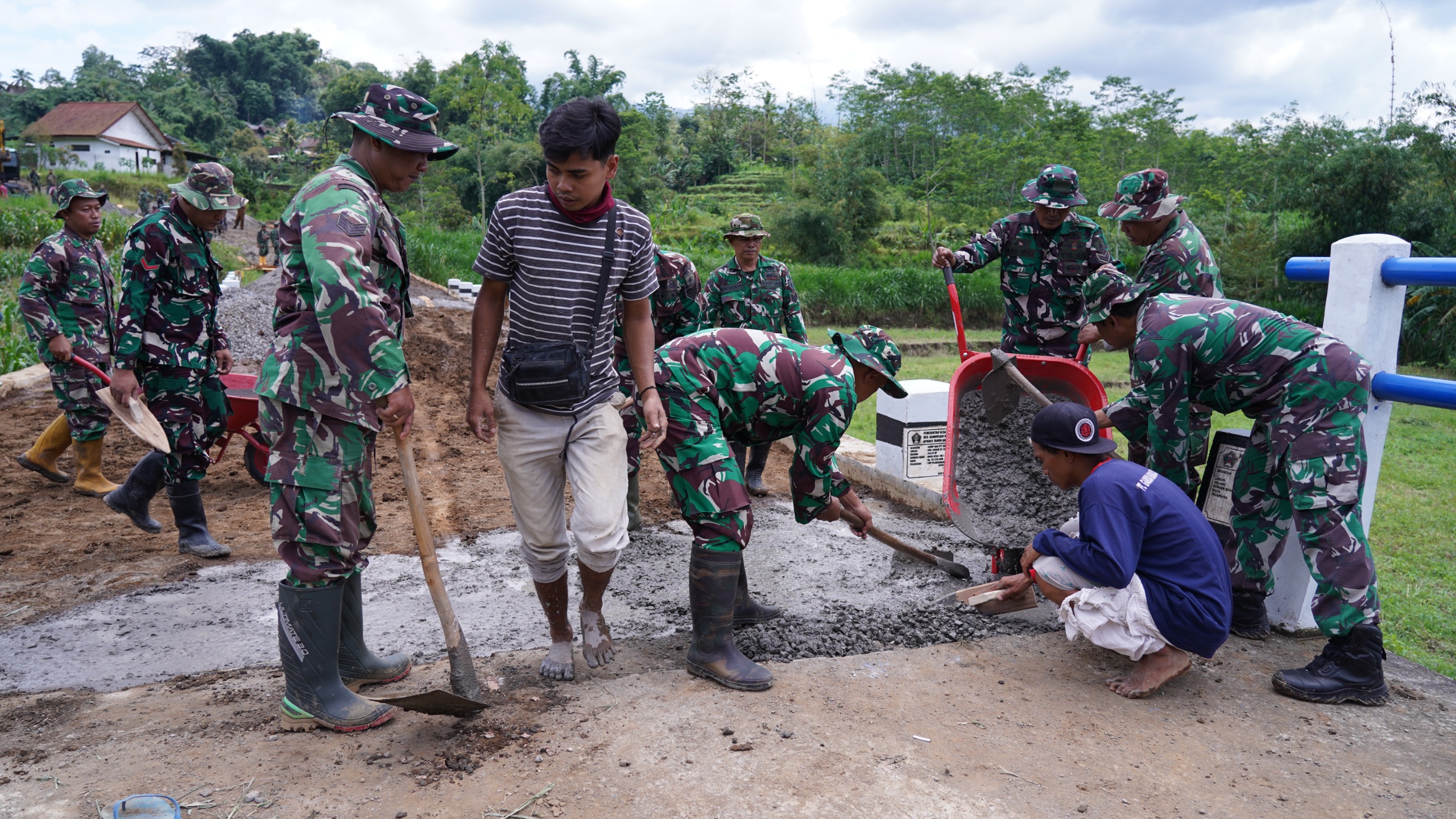 Melalui TMMD Ke 127 Kodim 0808/Blitar, Jalan Desa Di Gandusari Dibangun Permanen Untuk Dukung Aktivitas Warga Melalui TMMD Ke 127 Kodim 0808/Blitar, Jalan Desa Di Gandusari Dibangun Permanen Untuk Dukung Aktivitas Warga
