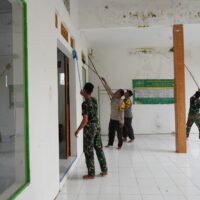 Sinergitas Satgas TMMD Ke 127 Kodim 0808/Blitar Dan Warga, Kerja Bakti Bersihkan Masjid Darul Muna Jelang Ramadhan