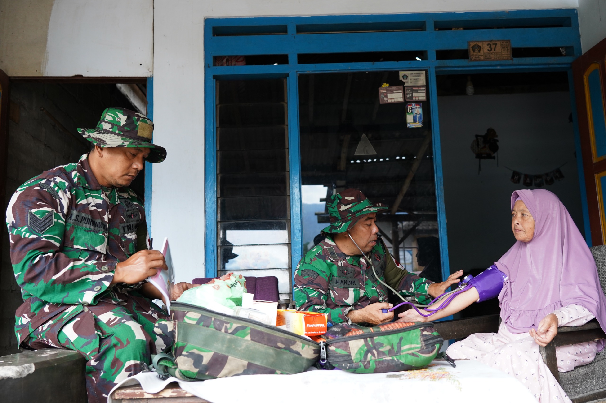 Door to Door. Satgas TMMD Ke 127 Kodim 0808/Blitar Beri Layanan Kesehatan Bagi Masyarakat Desa Krisik