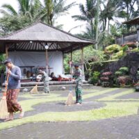 Wujud Toleransi, Satgas TMMD Ke 127 Kodim 0808/Blitar Bersihkan Pura Agung Arga Sonya