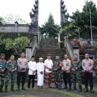 Satgas TMMD Ke 127 Kodim 0808/Blitar Laksanakan Komsos Dengan Tokoh Agama Hindu Di Desa Krisik