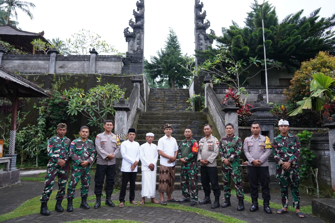 Satgas TMMD Ke 127 Kodim 0808/Blitar Laksanakan Komsos Dengan Tokoh Agama Hindu Di Desa Krisik Satgas TMMD Ke 127 Kodim 0808/Blitar Laksanakan Komsos Dengan Tokoh Agama Hindu Di Desa Krisik