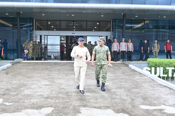 Danlanud Sultan Hasanuddin Sambut dan Hantar Kunjungan Kerja Wamenhan RI di Makassar Danlanud Sultan Hasanuddin Sambut dan Hantar Kunjungan Kerja Wamenhan RI di Makassar