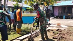 Perkokoh Kemanunggalan, Babinsa Koramil Kokonao Bersama Warga Binaan Gotong Royong Cor Jalan Gereja