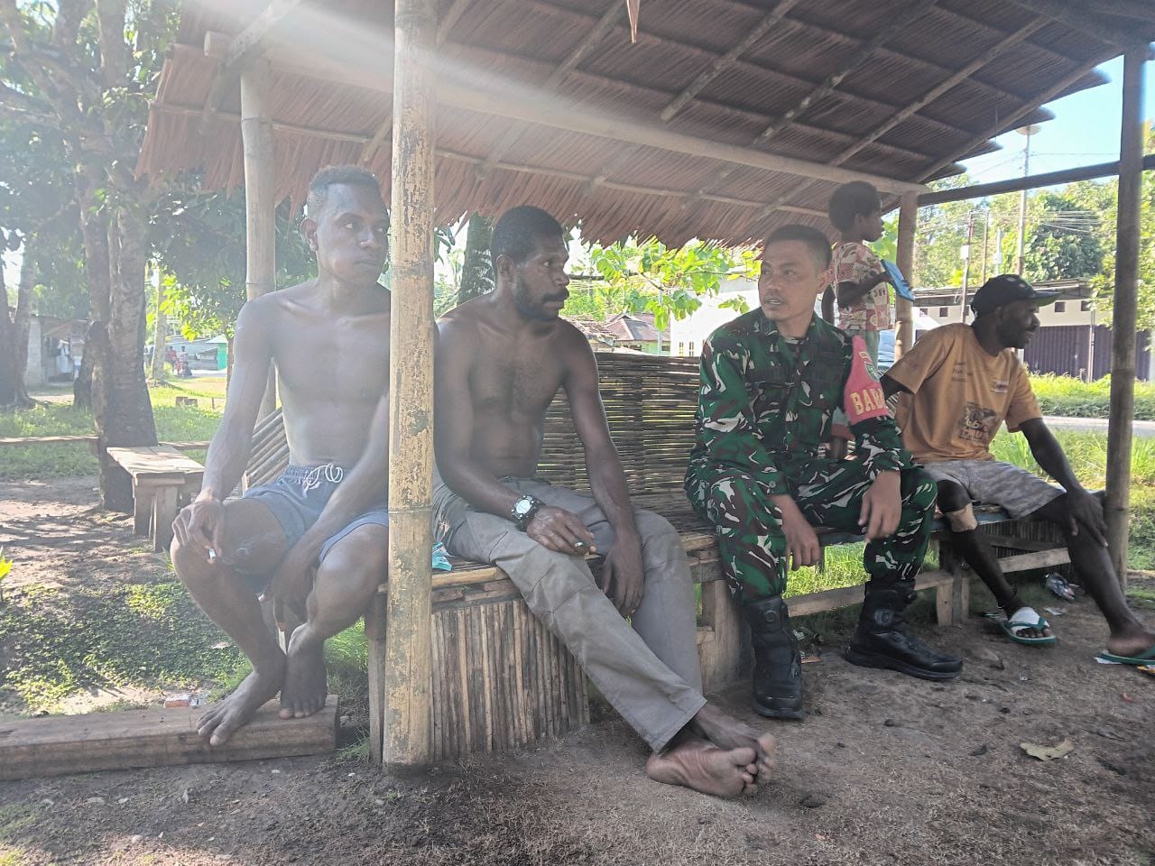 Babinsa Koramil 1710-07/Mapurujaya Laksanakan Komsos dengan Warga