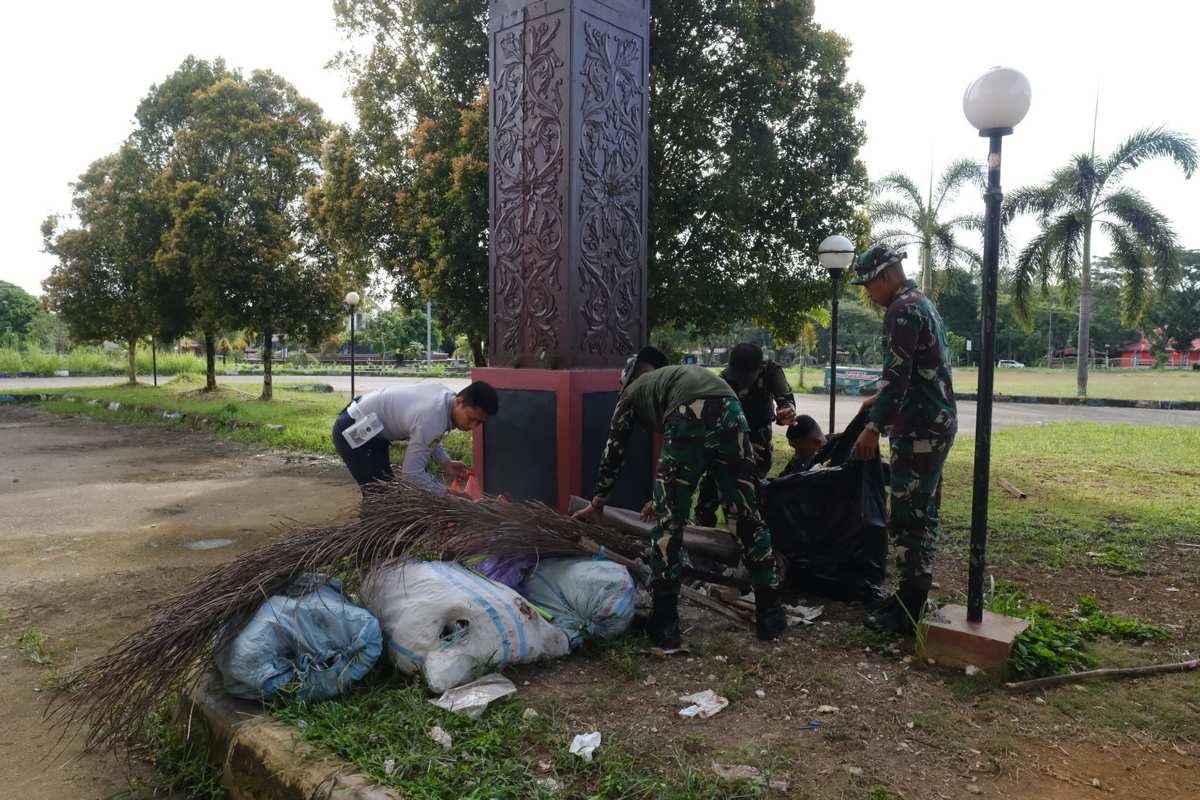Pemkab Kubar Bersama TNI-Polri Gelar Gerakan Indonesia ASRI dan Sedekah Sampah Pemkab Kubar Bersama TNI-Polri Gelar Gerakan Indonesia ASRI dan Sedekah Sampah